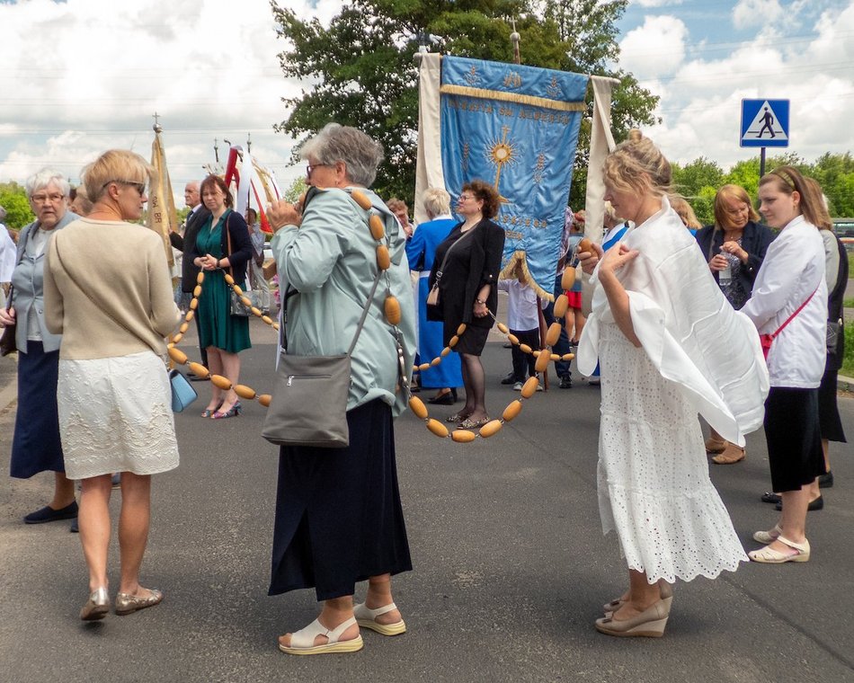 Łódź. Procesja Bożego Ciała na Widzewie w Łodzi. Wierni przeszli ulicami miasta