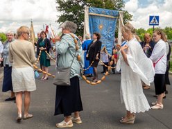 Łódź. Procesja Bożego Ciała na Widzewie w Łodzi. Wierni przeszli ulicami miasta