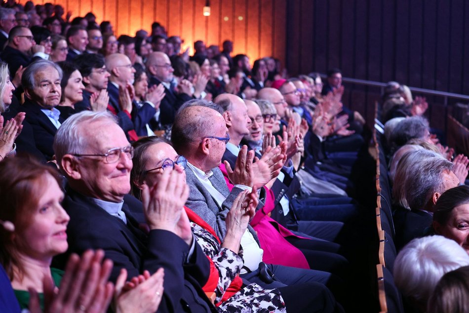 Karnawał w Łodzi dla seniorów. Bale przebierańców, potańcówki w MSK, koncert latino