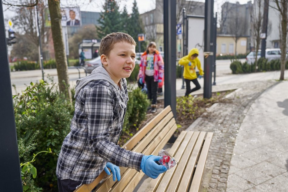 Uczniowie Szkoły Podstawowej nr 70 sprzątają Łódź