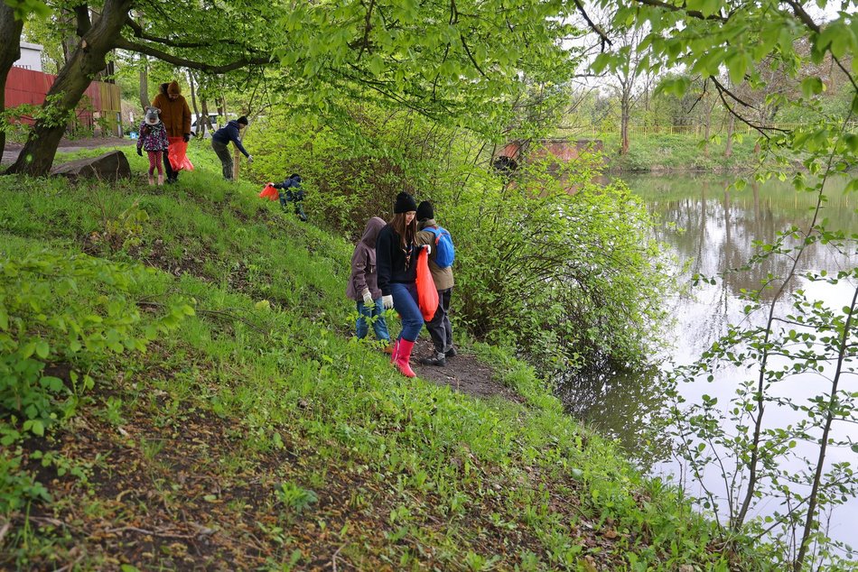 zbieranie śmieci nad rzeką