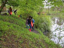 zbieranie śmieci nad rzeką