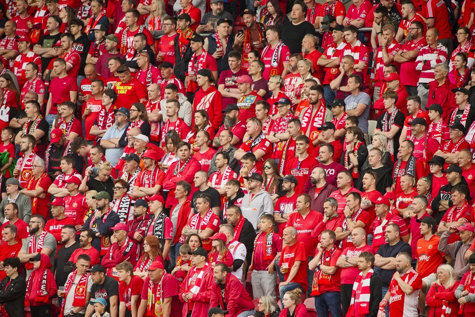 Kibice na meczu Widzewa Łódź z Lechem Poznań