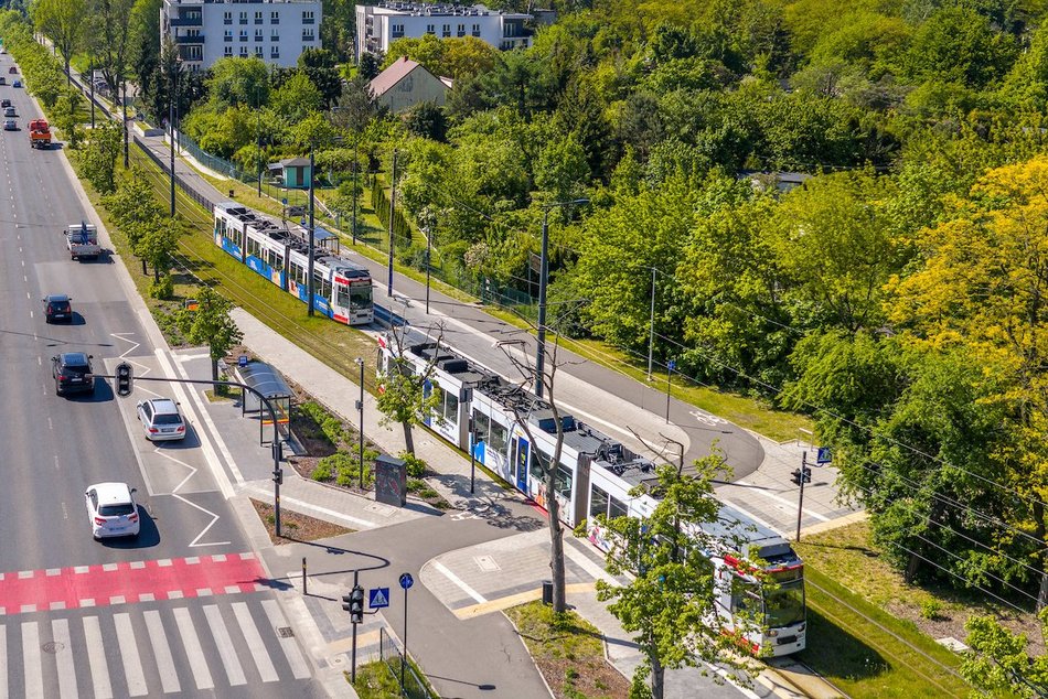 Łódź. Węzły przesiadkowe w Łodzi. MPK Łódź, pociągiem, a może rowerem miejskim? Podróżuj jak ci wygodnie!