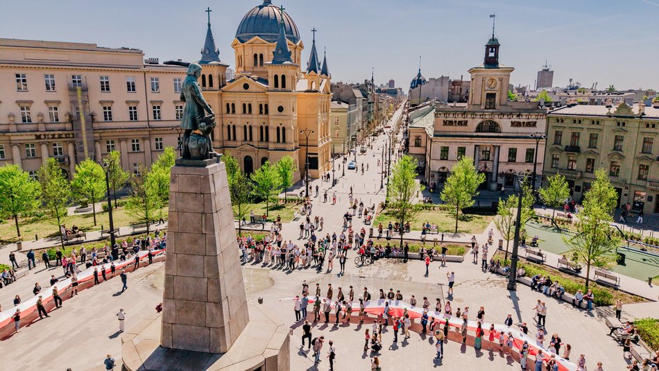 Łódź. Dzień Flagi w Łodzi. Biało-czerwony korowód przeszedł Piotrkowską