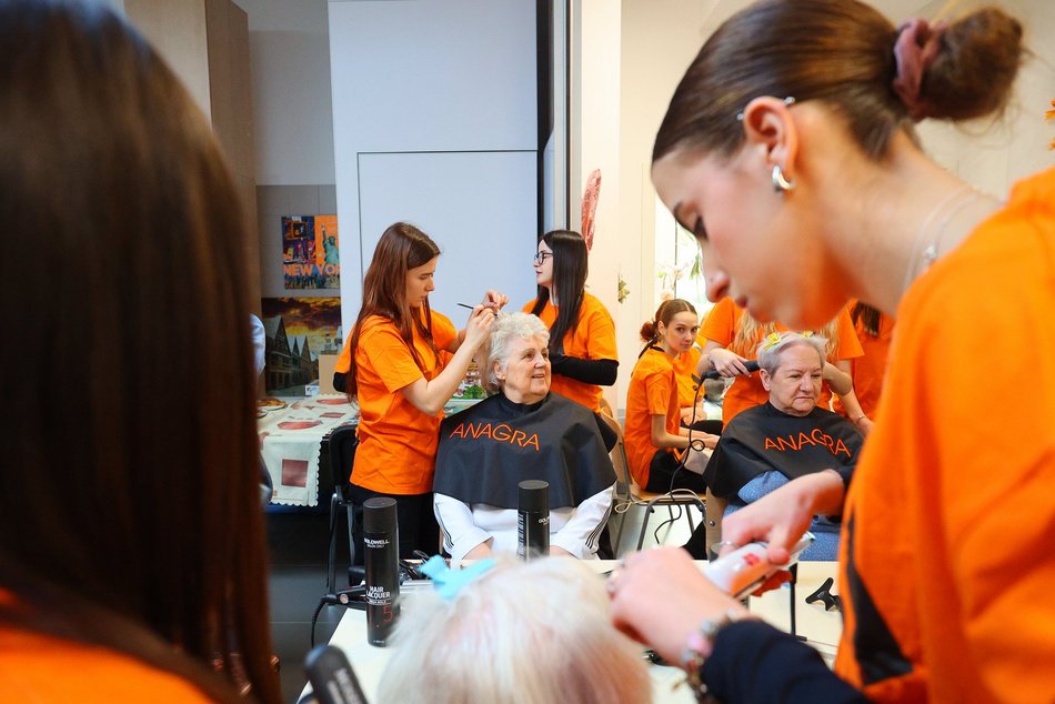 Łódź. Wiosenny Dzień Piękności dla seniorek z Łodzi. Urządzili go uczniowie Łódzkiej Szkoły Mody