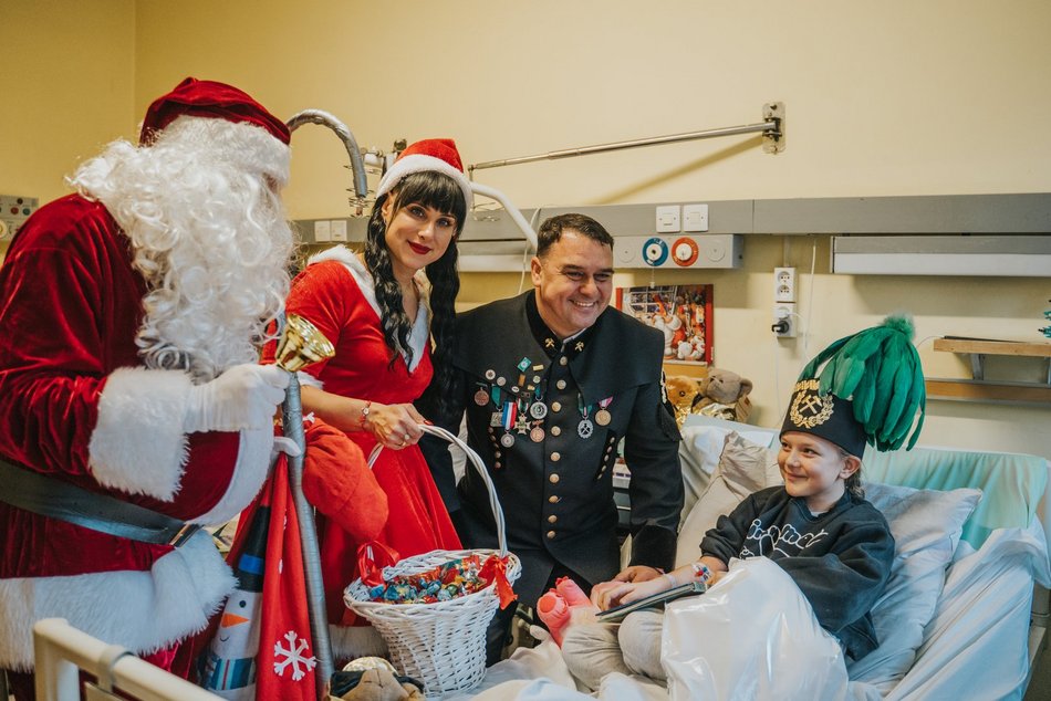 Łódź. Tradycja podtrzymana! Górnicy z Bełchatowa oddali krew i odwiedzili dzieci w Szpitalu Matki Polki w Łodzi