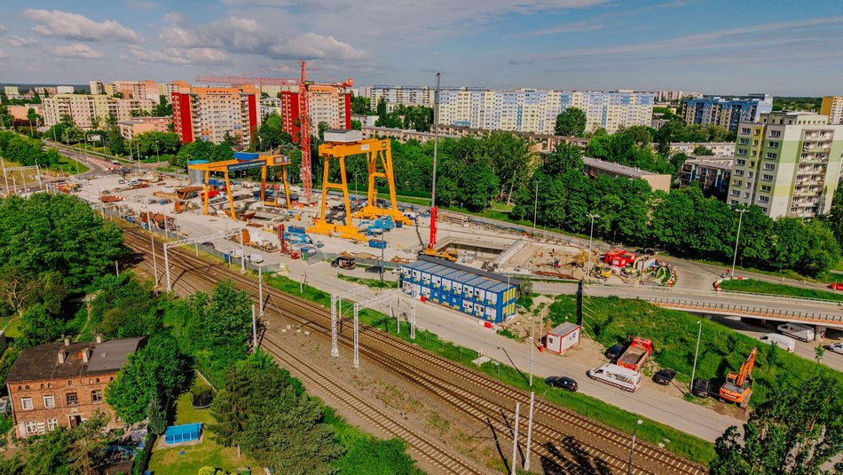 Kolej Dużych Prędkości w Łodzi. Gigantyczne suwnice stanęły na Retkini!
