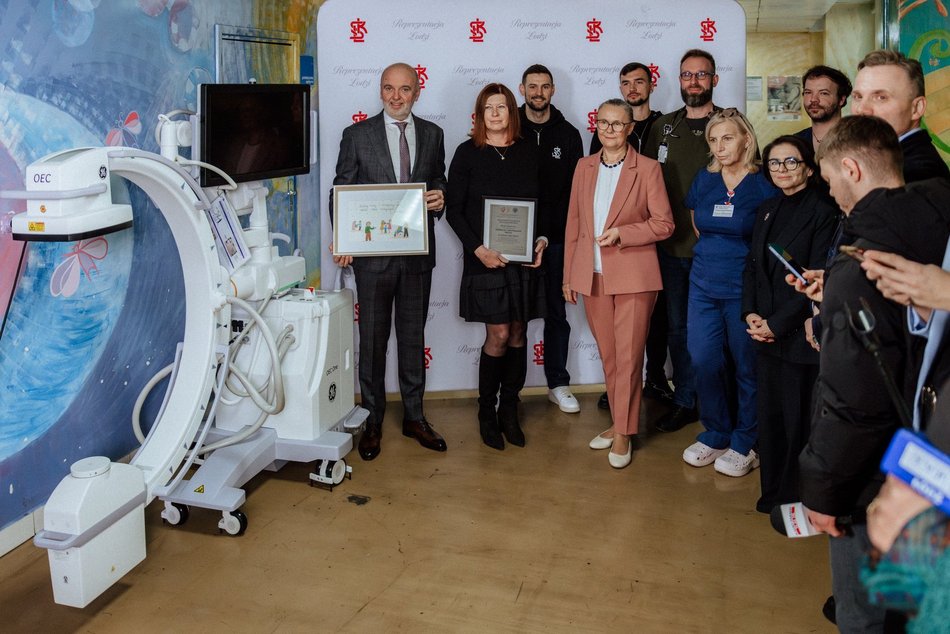 Łódź. Wizyta ŁKS Łódź w Szpitalu Matki Polki w Łodzi. Wsparcie i dofinansowanie od Dariusza Melona