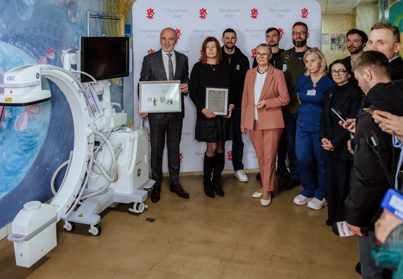 Łódź. Wizyta ŁKS Łódź w Szpitalu Matki Polki w Łodzi. Wsparcie i dofinansowanie na specjalistyczny sprzęt