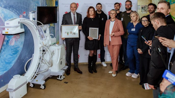 Łódź. Wizyta ŁKS Łódź w Szpitalu Matki Polki w Łodzi. Wsparcie i dofinansowanie na specjalistyczny sprzęt