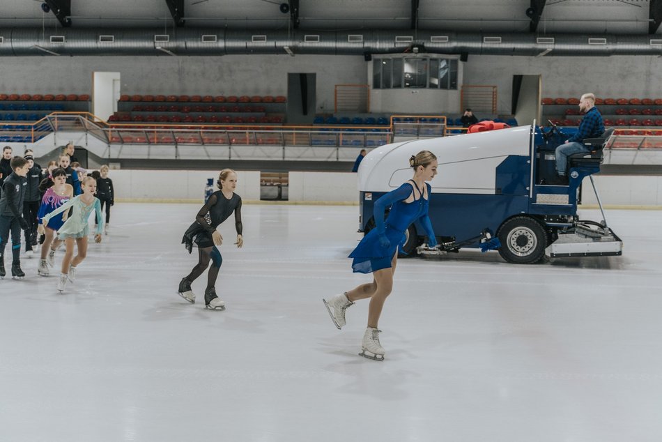 Lodowisko Bombonierka w Łodzi gładkie jak stół! Jak działa nowa rolba do lodu?