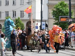 Kolorowa parada przeszła Piotrkowską z okazji urodzin Manufaktury