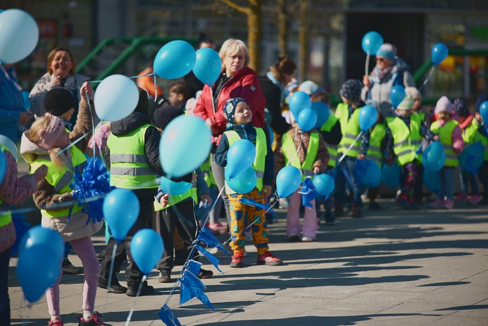 Łódź. Światowy Dzień Autyzmu. Przedszkolaki przemaszerowały Piotrkowską!