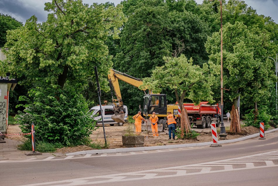Łódź. Odbetonowanie na placu Niepodległości