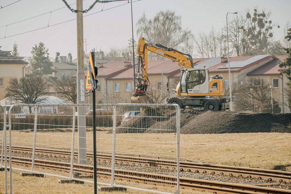 Remont Broniewskiego w Łodzi ruszył pełną parą. Drogowcy pracują nad nowym torowiskiem