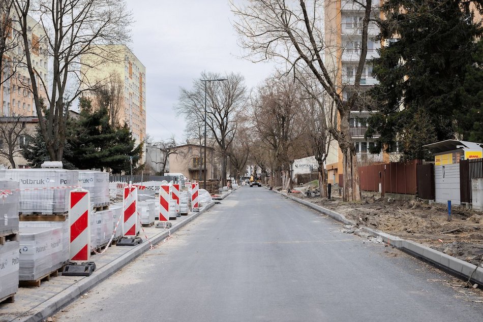 Łódź. Nowa jezdnia i chodniki na Ozorkowskiej w Łodzi. Zobacz postęp prac na Zarzewie!