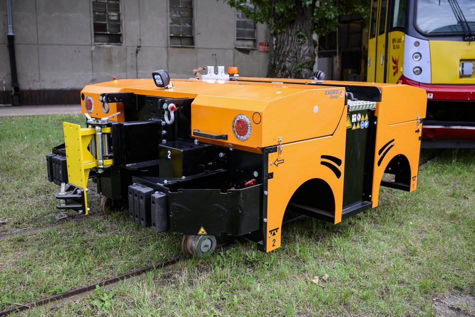 MPK Łódź ma nowy pojazd do zadań specjalnych! To ciągnik do przestawiania tramwajów