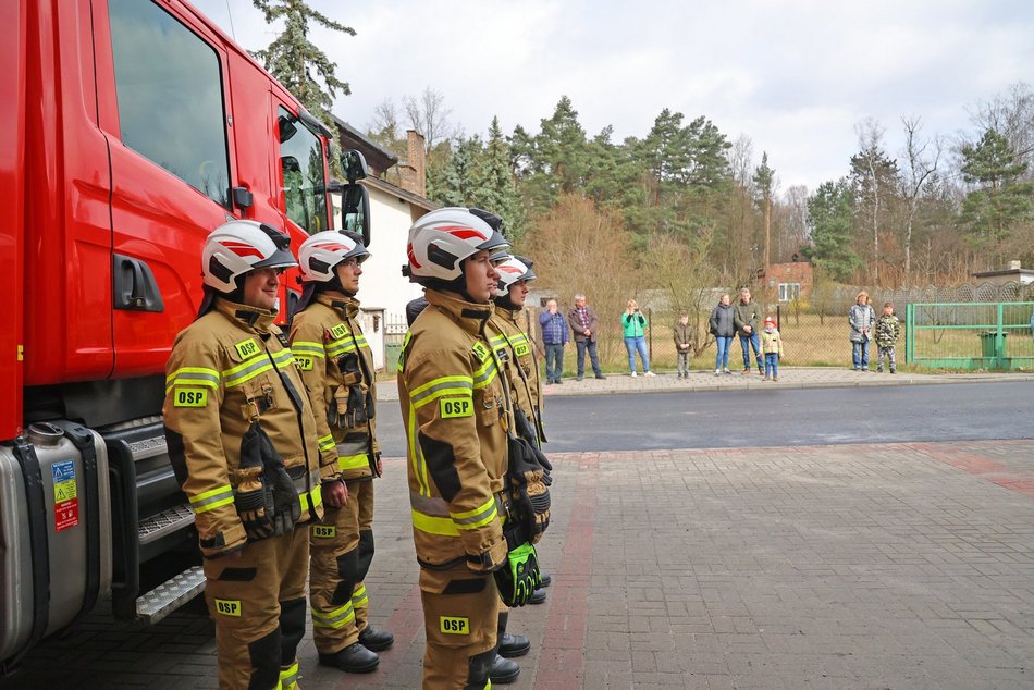 OSP Łagiewniki z nowym wozem strażackim i drogą prowadzącą do jednostki