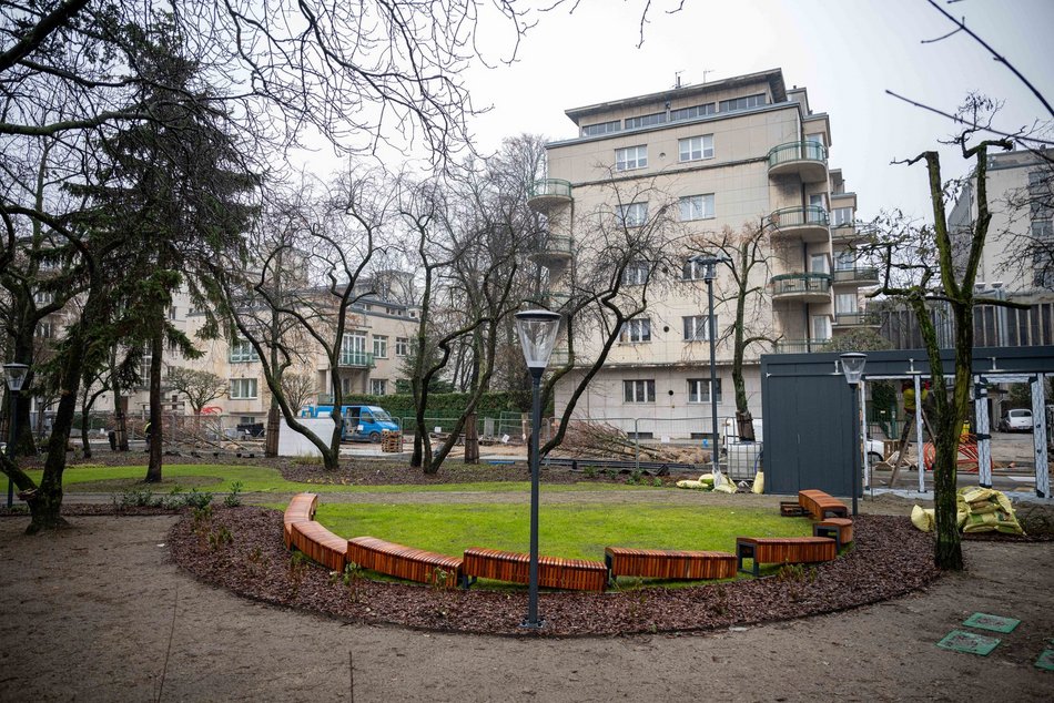 Plac Komuny w remoncie. Zakończyła się budowa chodnika od Sienkiewicza