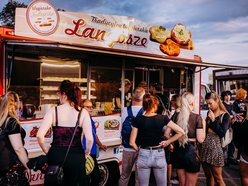 Strefa gastro na Łódź Summer Festival 2025. Sprawdź, co zjesz w food truckach!