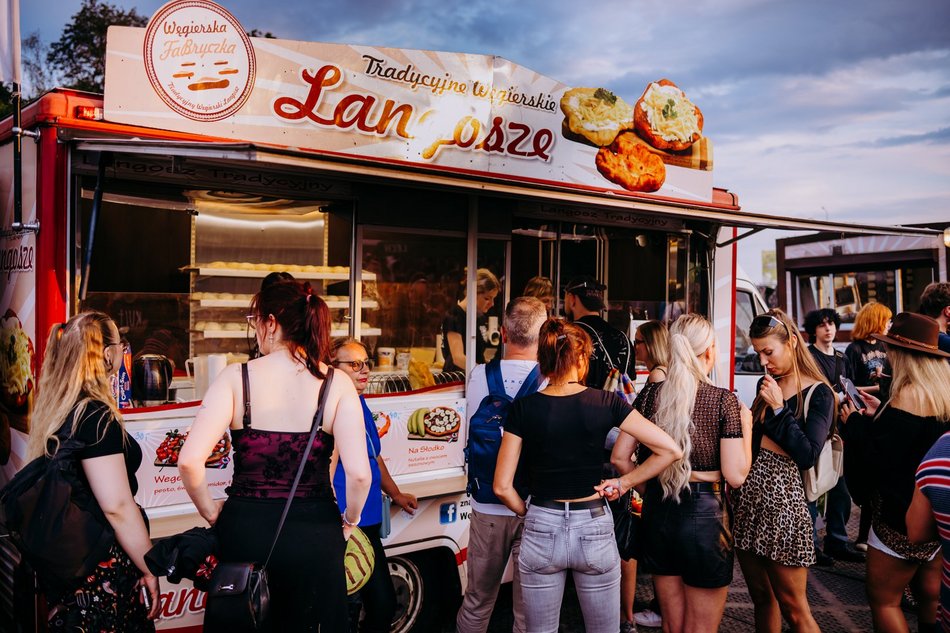 Strefa gastro na Łódź Summer Festival 2025. Sprawdź, co zjesz w food truckach!