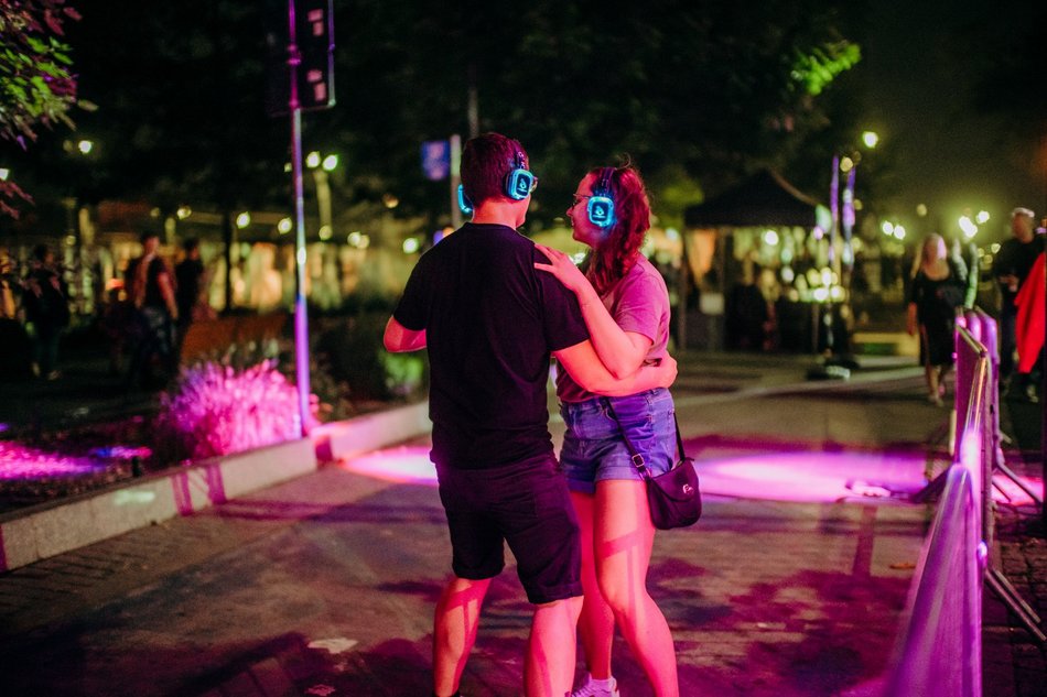 ludzie na festiwalu światła w Łodzi