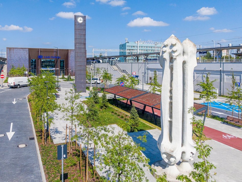 Łódź. Skwer przed dworcem Łódź Kaliska robi wrażenie! Tak zielono tam jeszcze nie było