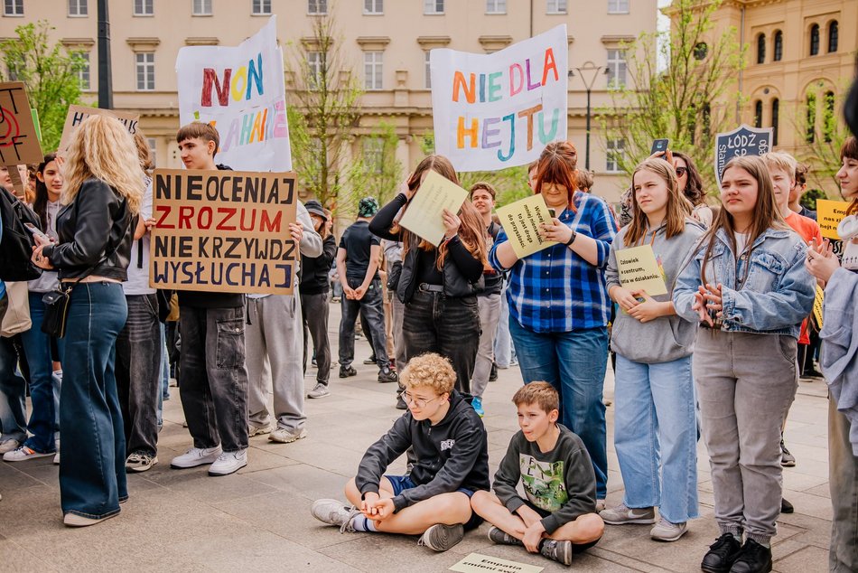 Łódź. Marsz Przeciwko Przemocy i Hejtowi przeszedł Piotrkowską. Uczniowie w ważnej sprawie!
