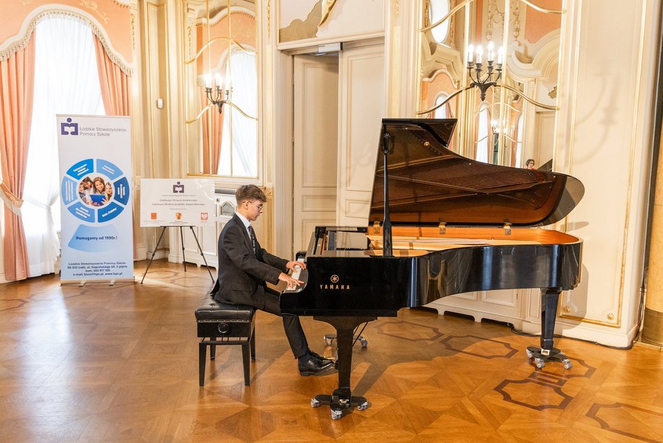 Łódź. Stypendia dla wybitnych uczniów z Łodzi i regionu przyznane. Nagrodzeni także nauczyciele