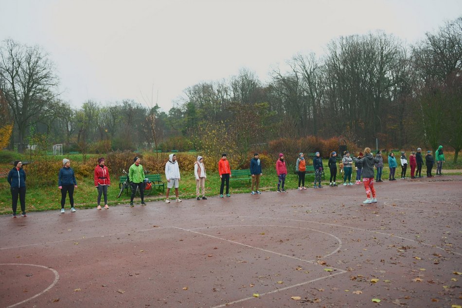 Łódź. Slow jogging w parku Julianowskim. Biegaczom z Łodzi niestraszna jesienna aura