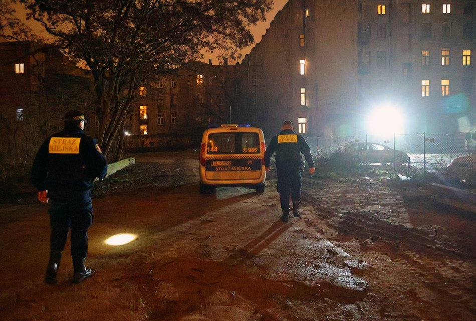 strażnicy miejscy nocą