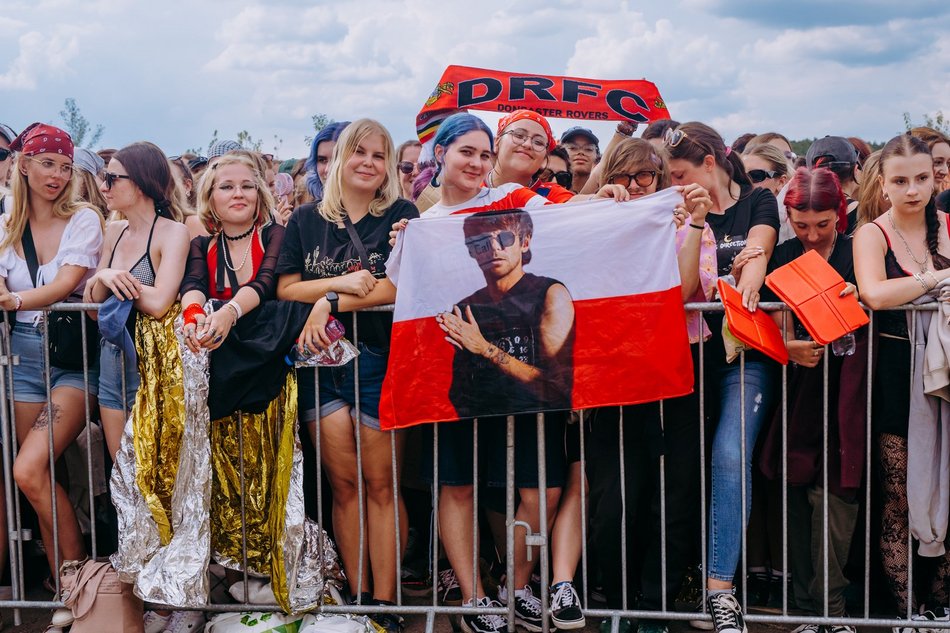 Tłumy fanek Louisa Tomlinsona przed wejściem na Łódź Summer Festival 2025