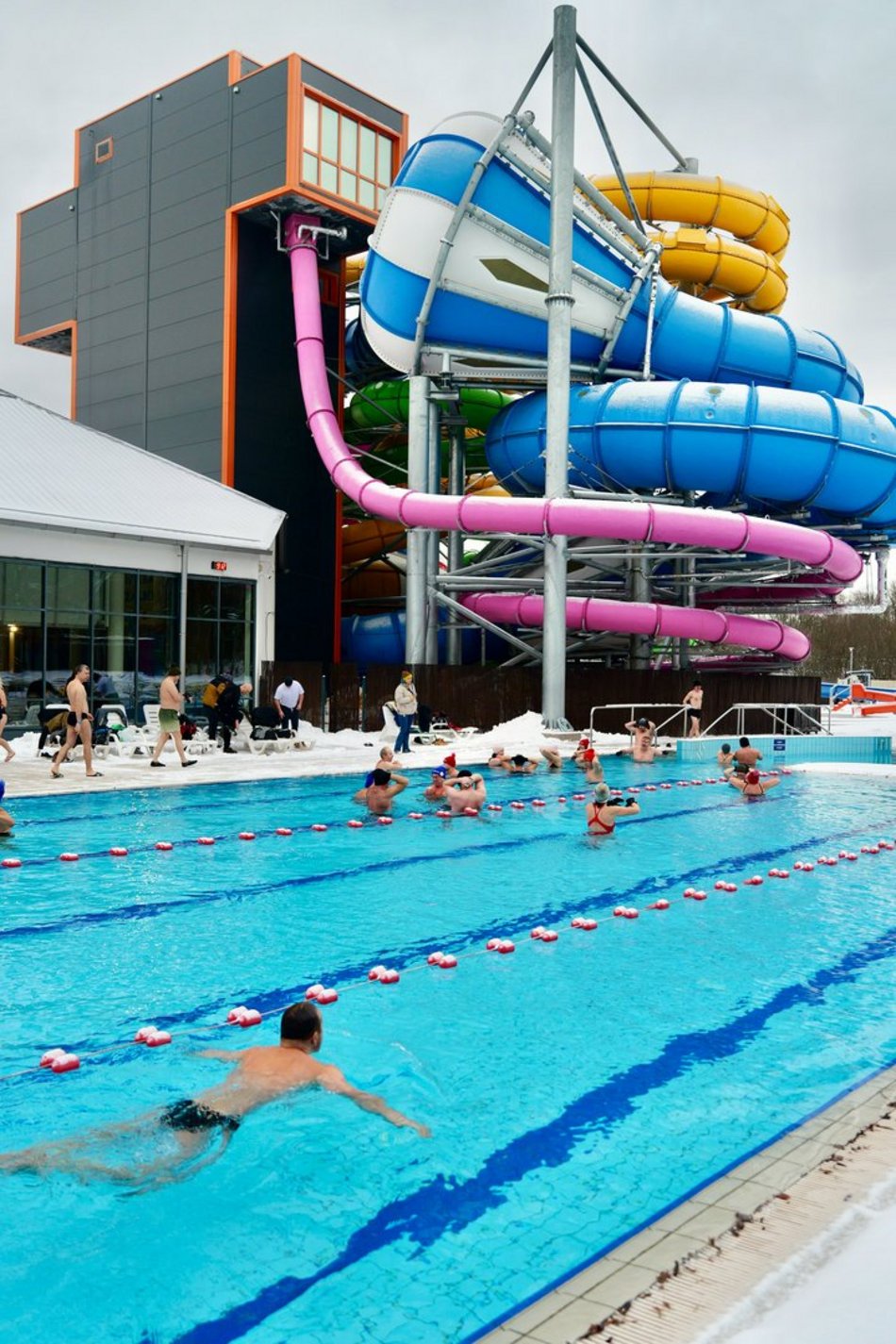 Łódź. Morsowanie w Aquaparku Fala