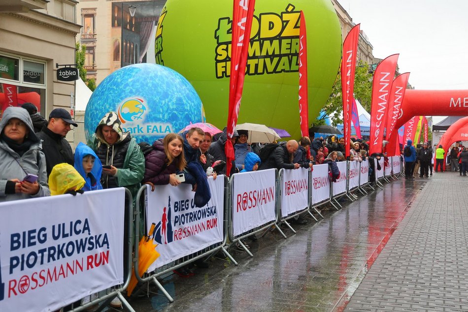Mini Bieg Ulicą Piotrkowską w Łodzi w deszczu. To nie zepsuło jednak imprezy