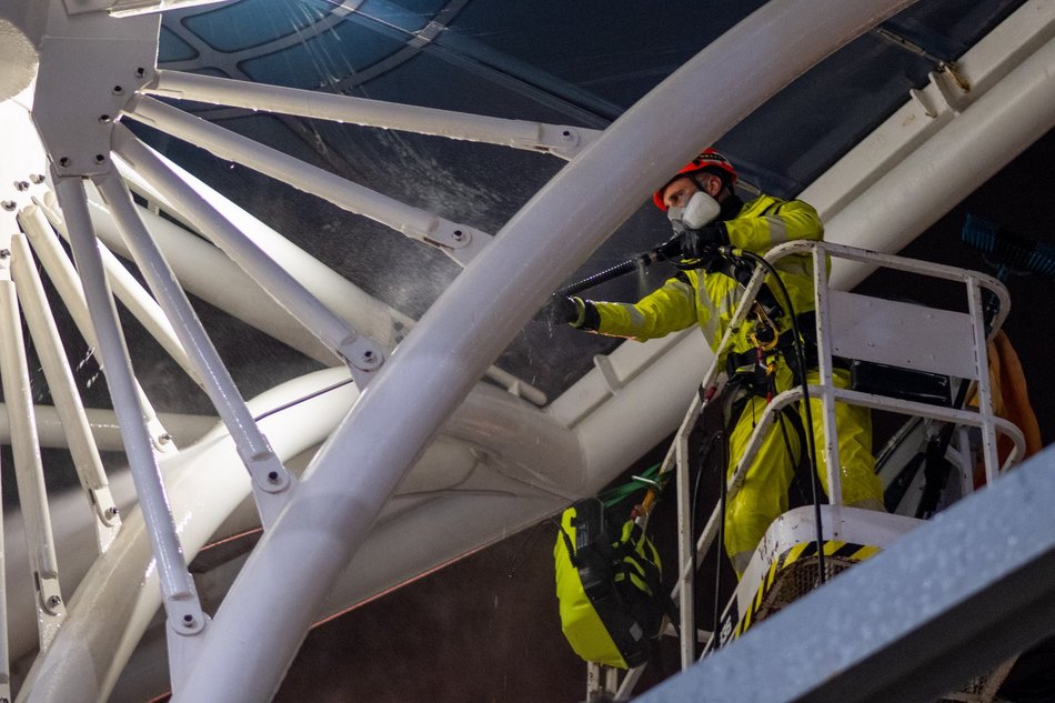 Wielkie sprzątanie Stajni Jednorożców. Przystanek umyty po sam dach!