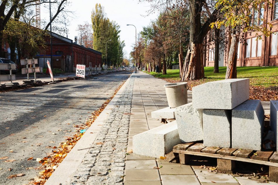 Remont Tymienieckiego w Łodzi. Widać już nowy asfalt, gotowy jest też nowy chodnik