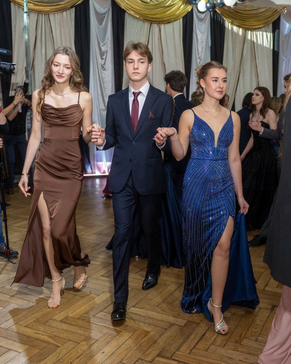 Łódź. Studniówka XXVI LO w Łodzi. Ależ oni zatańczyli... i jak pięknie wyglądali!