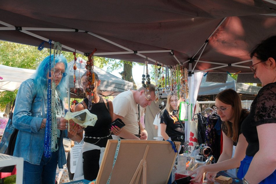 Łódź. Targ Staroci na Księżym Młynie w Łodzi. Unikatowe przedmioty, ceramika, biżuteria i tłumy łodzian