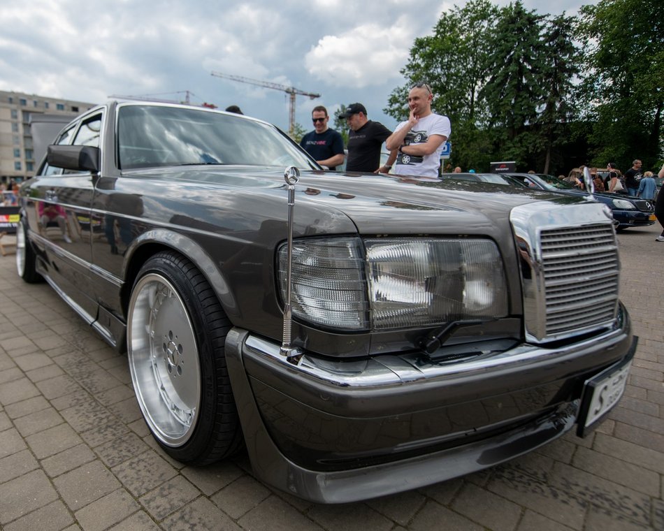 Łódź. Zlot Mercedesów w Ogrodach Geyera w Łodzi. Nie lada gratka dla fanów motoryzacji