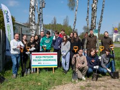 Sadzenie drzew na terenie sortowni MPO w Łodzi. Uczniowie z Polski i Ukrainy sadzą drzewa