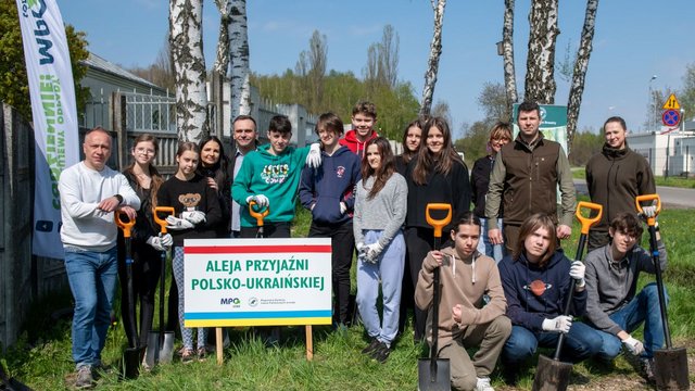 Posadzili drzewa na terenie sortowni MPO Łódź. To aleja przyjaźni polsko-ukraińskiej