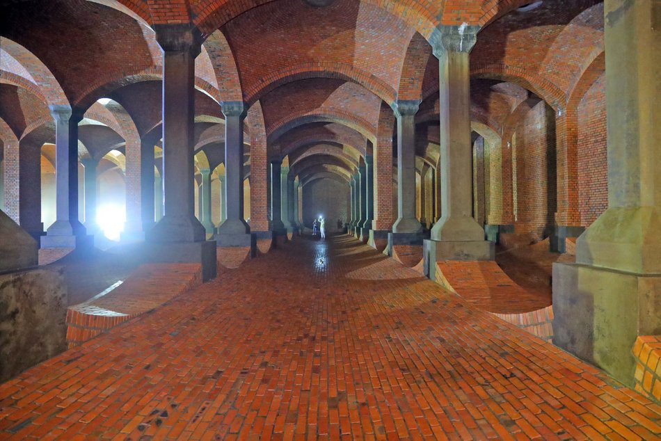 Zwiedzanie podziemnej katedry na Stokach z okazji 600. Urodzin Łodzi