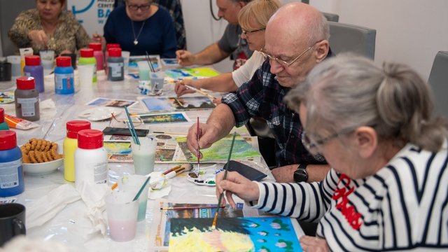 Warsztaty plastyczne dla seniorów z Łodzi. Przyjdź i rozwijaj swój talent!