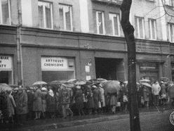 Długie kolejki symbolicznym obrazem lat 80. XX w. Jak było w Łodzi?