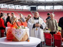 Łódź. Święcenie pokarmów na stadionie Widzewa Łódź