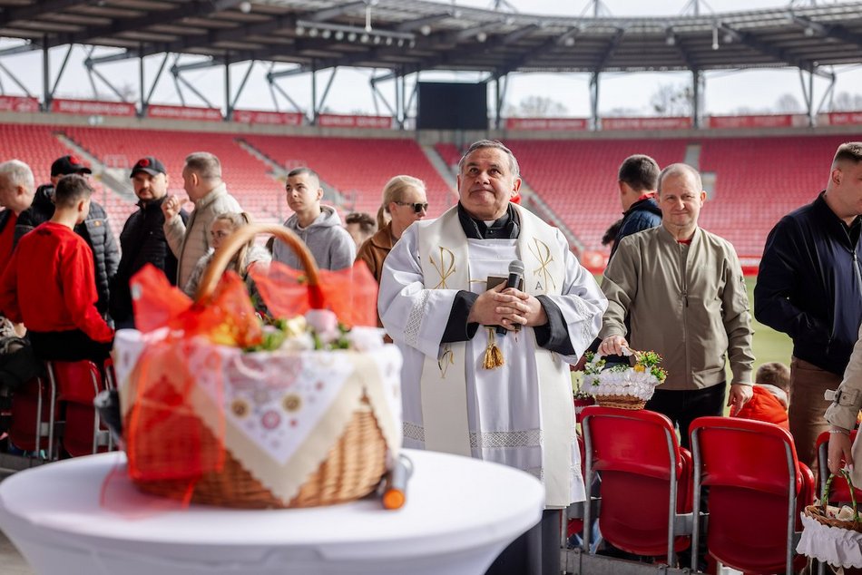 Łódź. Święcenie pokarmów na stadionie Widzewa Łódź