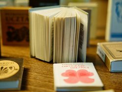 Łódź. Wielkie dzieła w wersji mini. Najmniejsze książki świata w Bibliotece im. Piłsudskiego w Łodzi