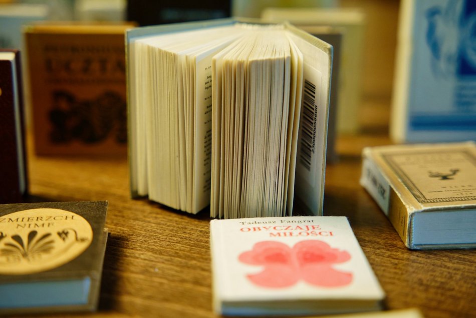 Łódź. Wielkie dzieła w wersji mini. Najmniejsze książki świata w Bibliotece im. Piłsudskiego w Łodzi