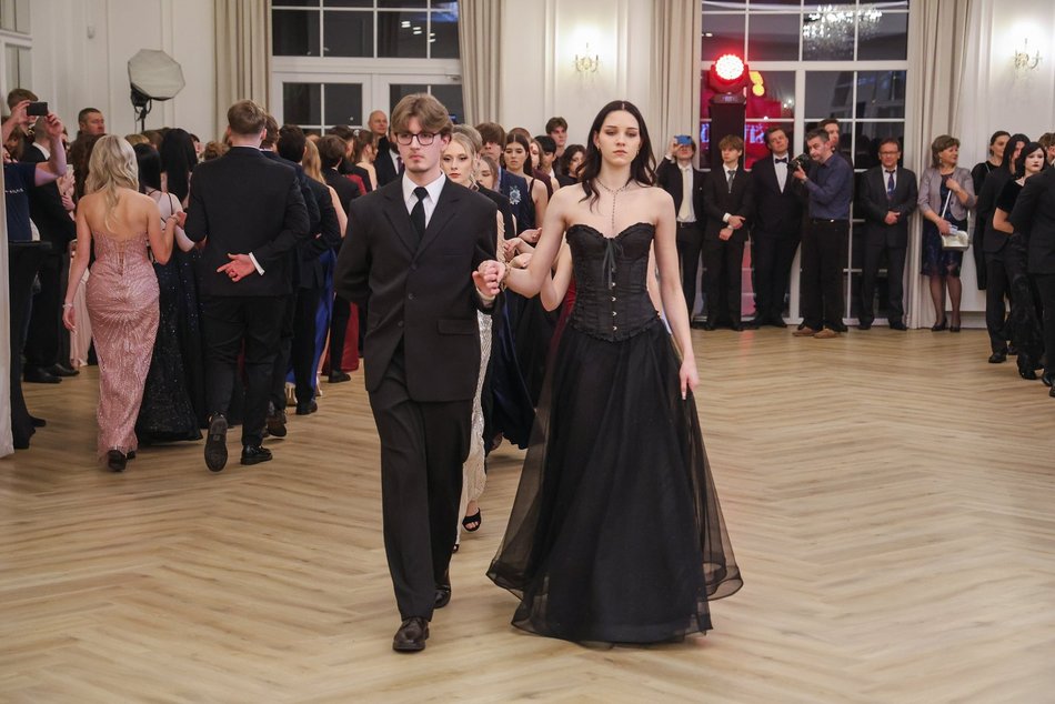 Łódź. Studniówka II LO w Łodzi. Wspaniali maturzyści świętowali w Pałacu Skotniki